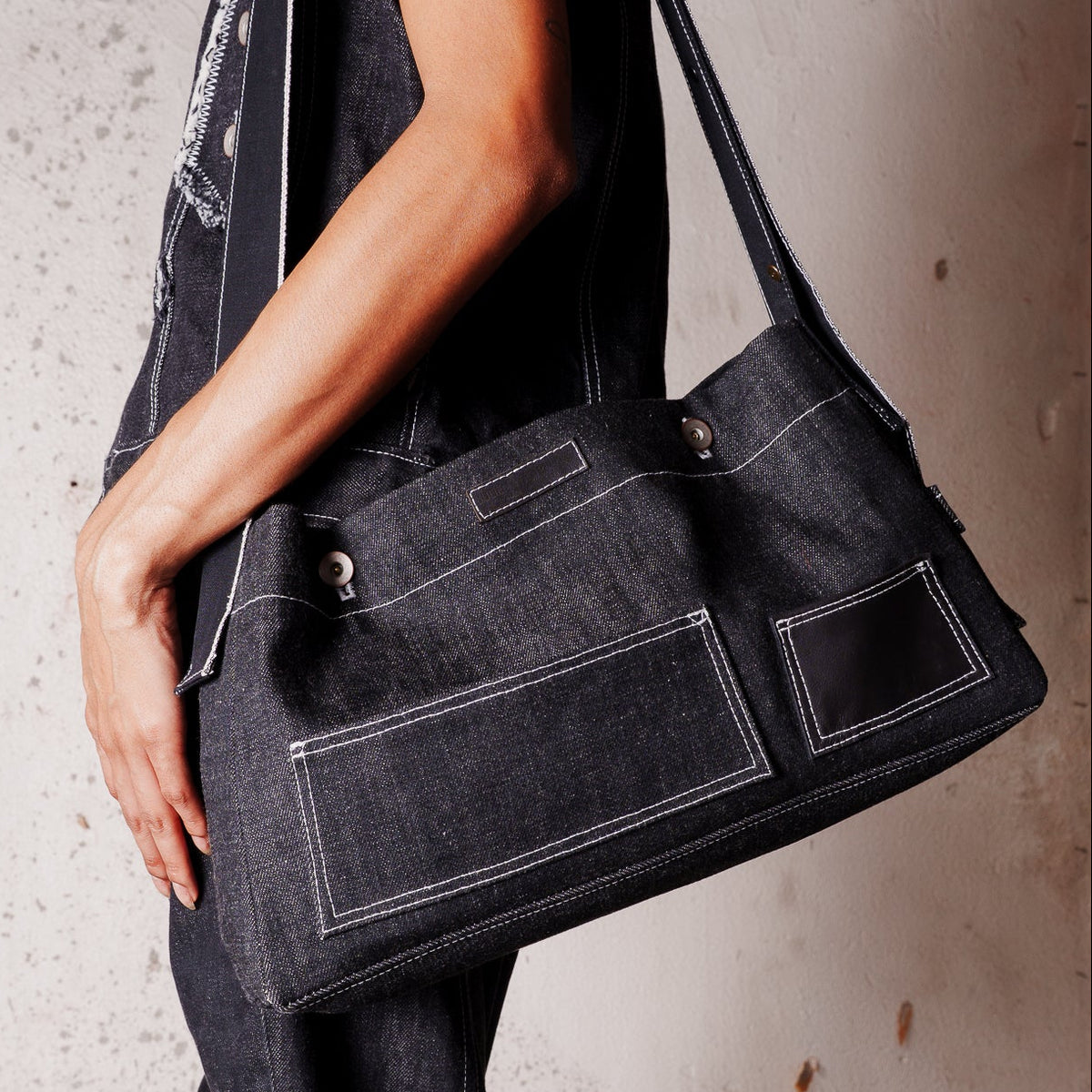 BLACK MESSENGER DENIM BAG