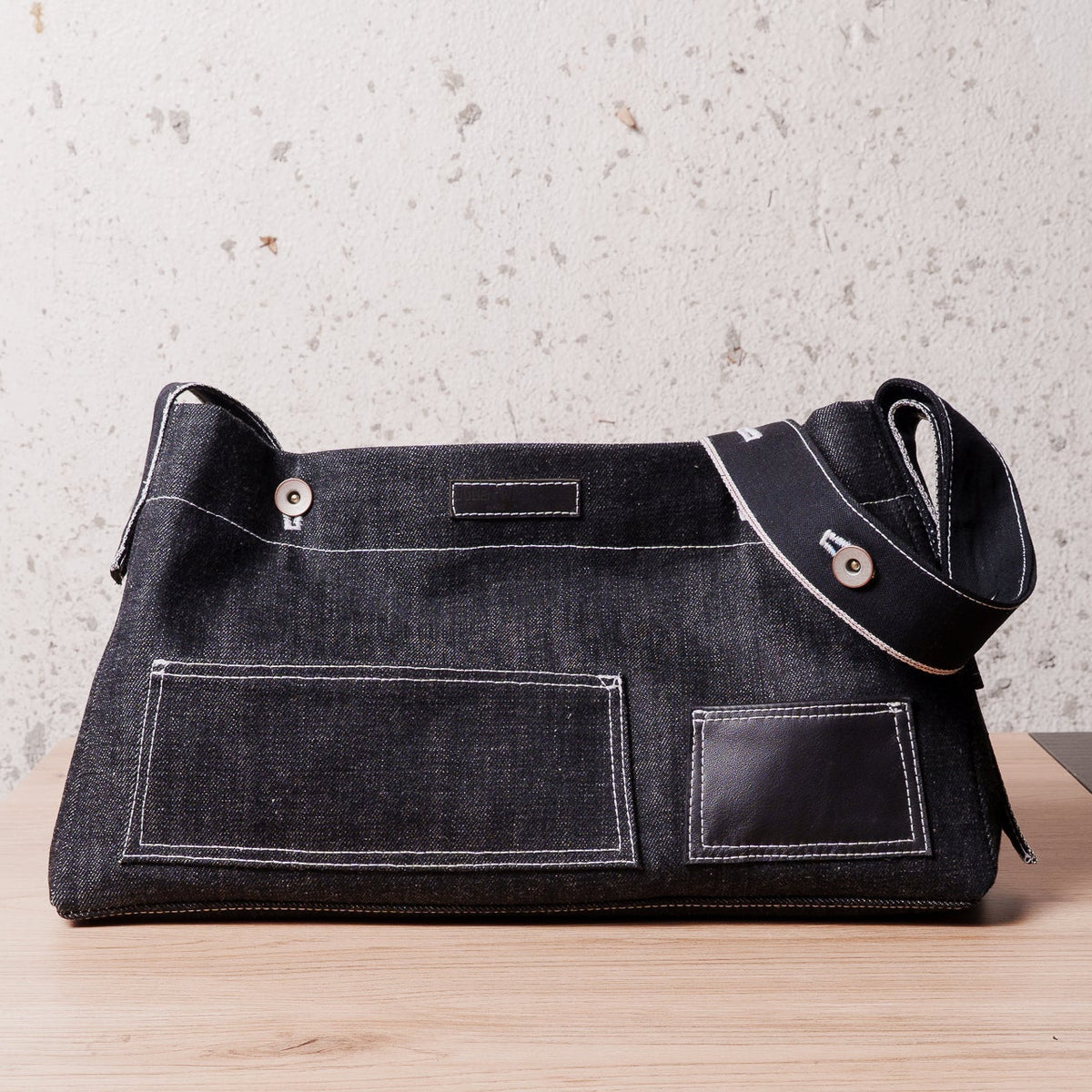 BLACK MESSENGER DENIM BAG